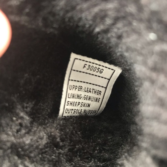 ⭐️ Ugg girl black boots great condition! - Picture 5 of 7